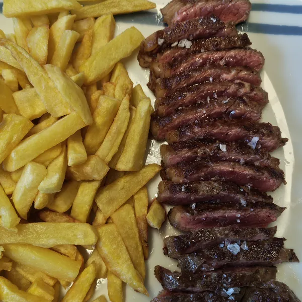 Grilled steak with homemade chips